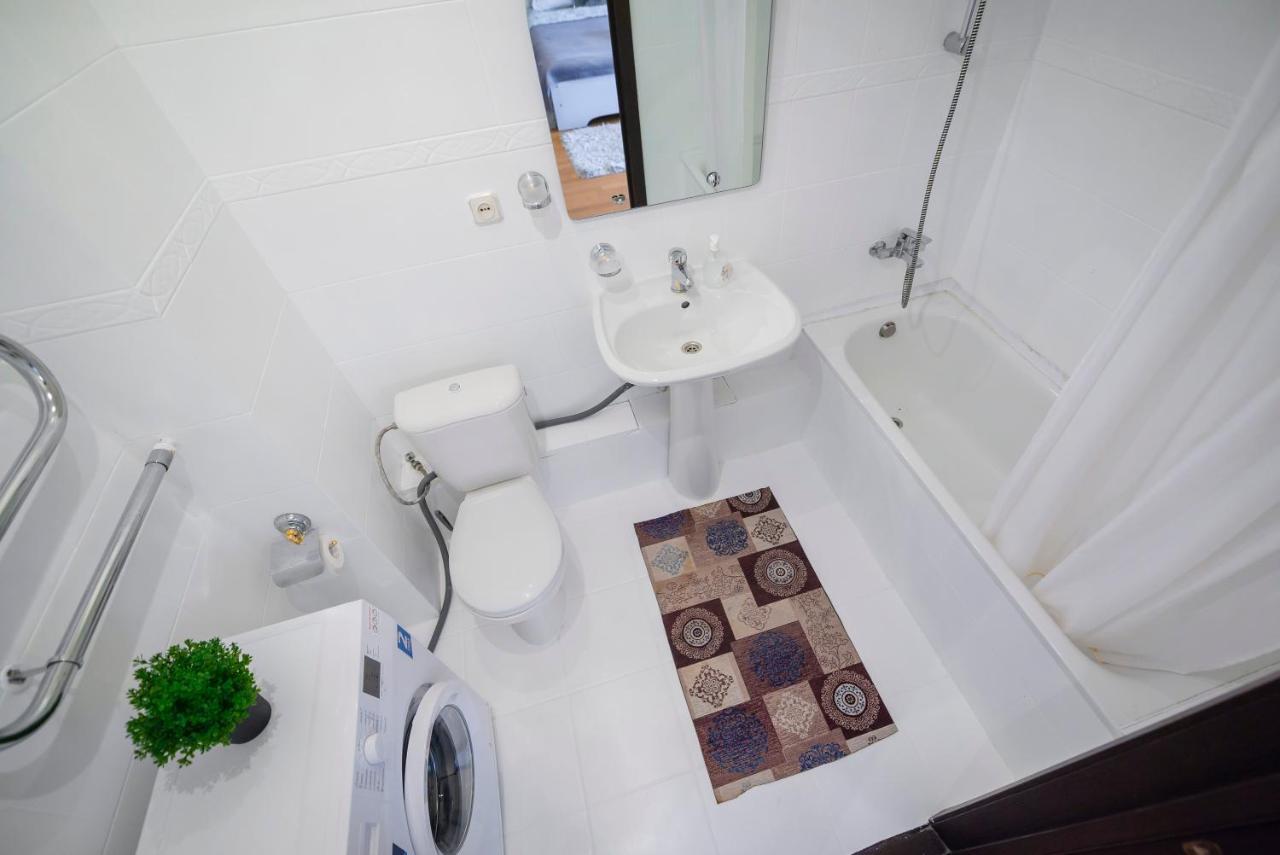 На Проспекте Ленина Apartamento Almaty Exterior foto